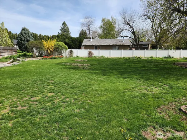 $515,000 | 114 Northeast Cedar Avenue, College Place, WA 99324