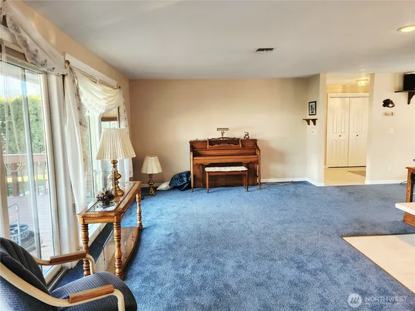a view of livingroom with furniture