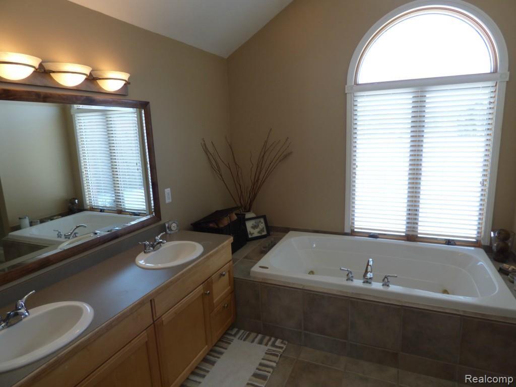 6845 Earhart Road South Lyon, MI 48178 - Photo 27 of 56 P1020578.jpg
