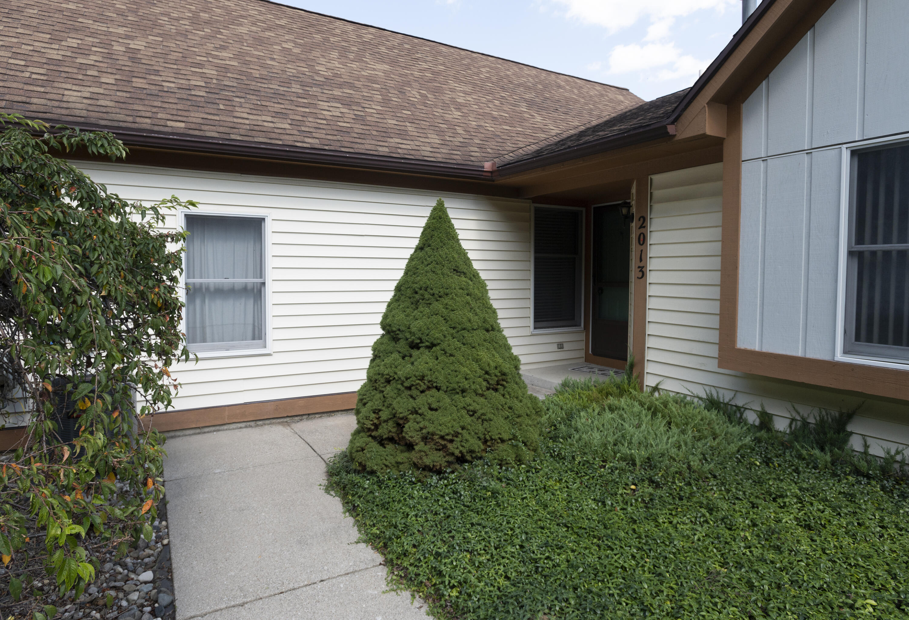 2013 Rendall Drive Jackson, MI 49201 - Photo 3 of 28 Welcome Home!