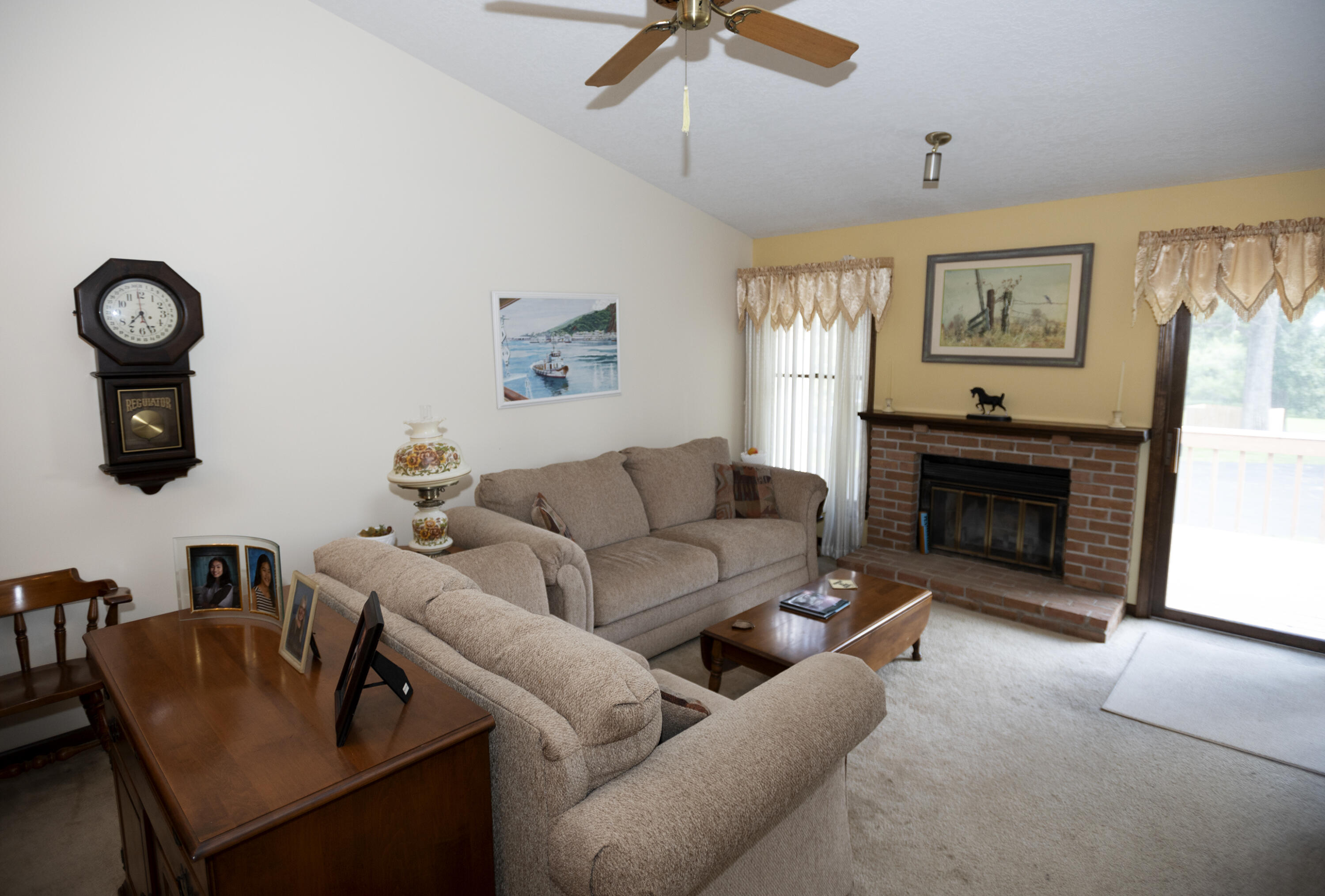 2013 Rendall Drive Jackson, MI 49201 - Photo 4 of 28 Living Room