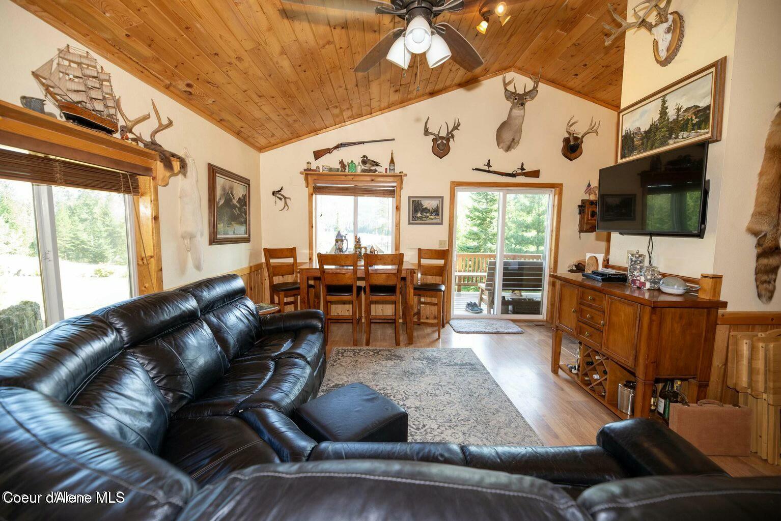 937 Chase Lake Road Priest River, ID 83856 - Photo 11 of 49 Living room