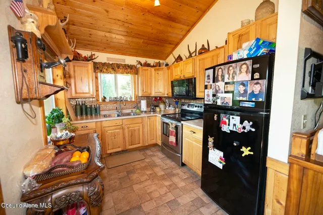 $1,250,000 | 937 Chase Lake Road, Priest River, ID 83856