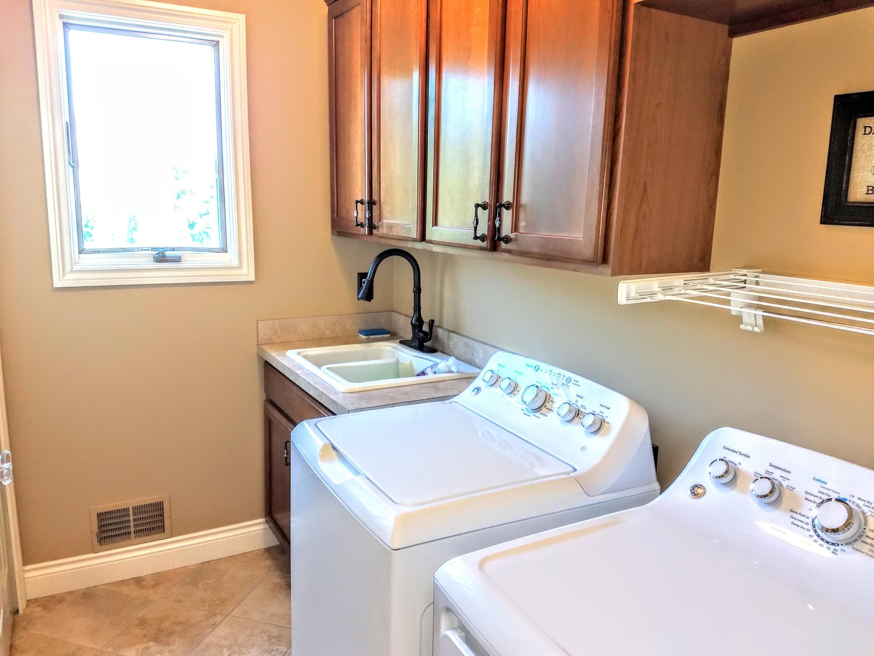6768 Merrick Drive Troy, MI 48098 - Photo 30 of 85 23 - Laundry Room & Window
