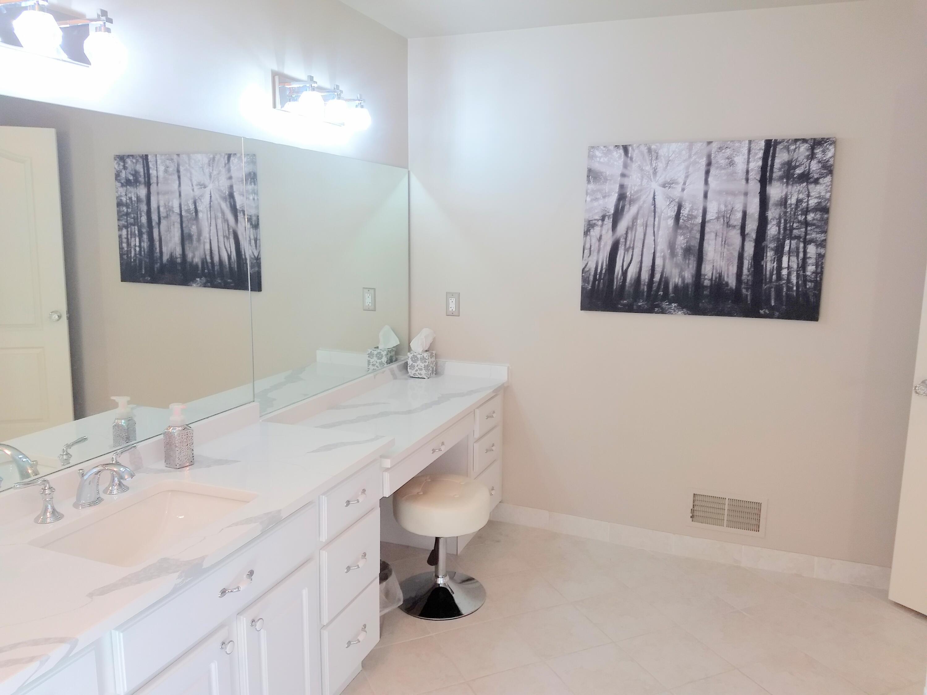 6768 Merrick Drive Troy, MI 48098 - Photo 46 of 85 36 - Sitting Area