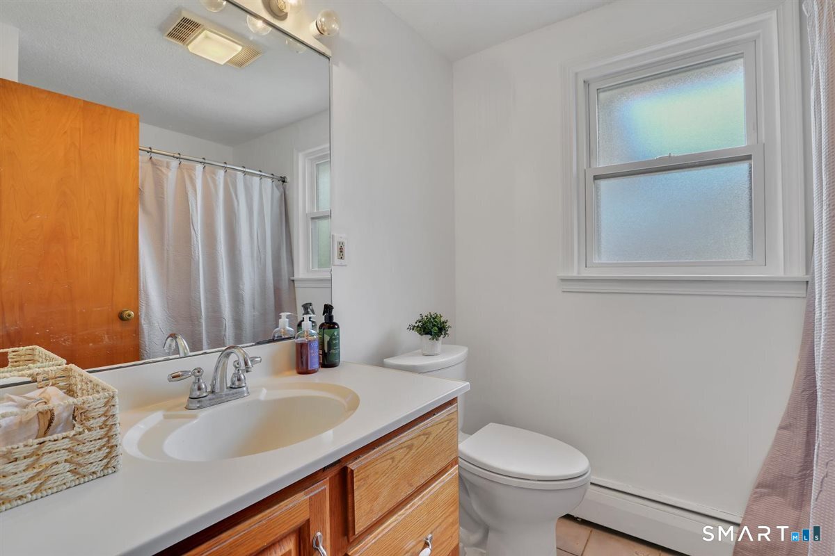 56 Oakwood Road Manchester, CT 06042 - Photo 15 of 23