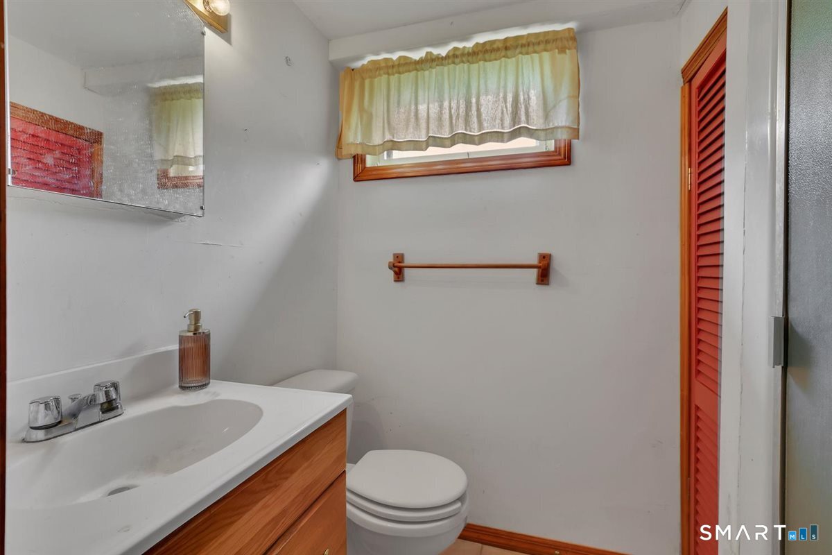 56 Oakwood Road Manchester, CT 06042 - Photo 19 of 23