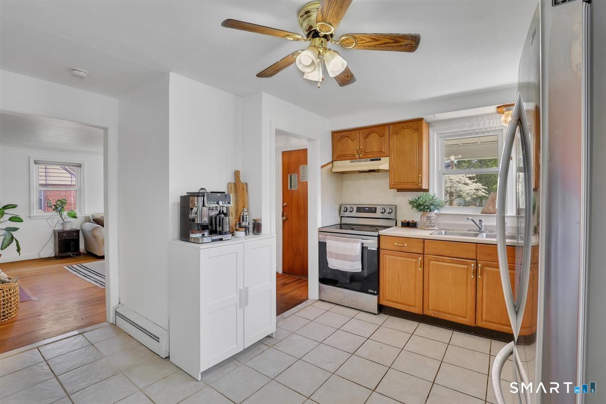 56 Oakwood Road Manchester, CT 06042 - Photo 7 of 23