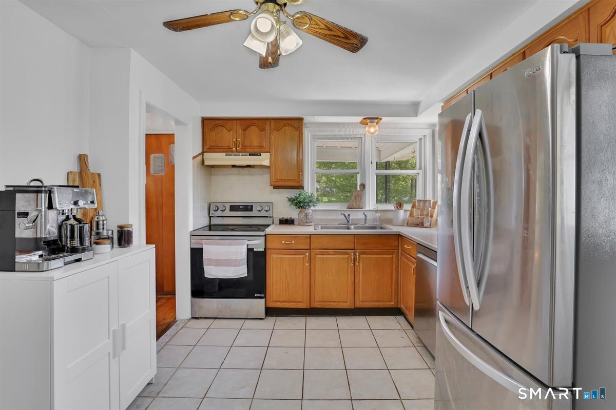 56 Oakwood Road Manchester, CT 06042 - Photo 8 of 23