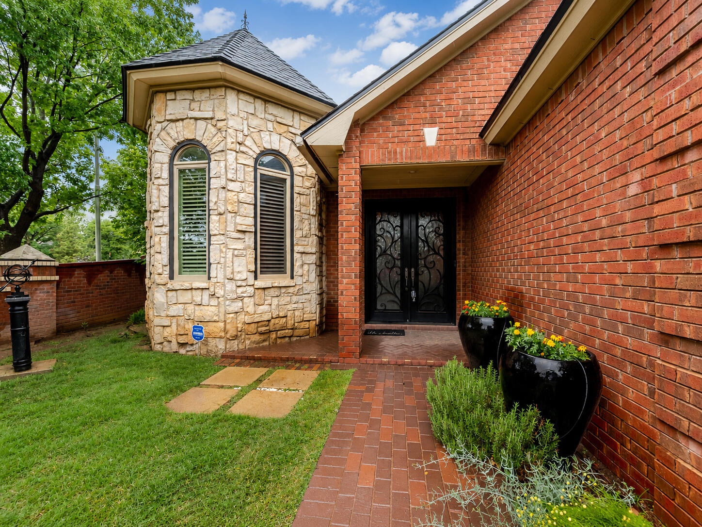 4226 97th Place Lubbock, TX 79423 - Photo 4 of 52 a front view of a house with a garden
