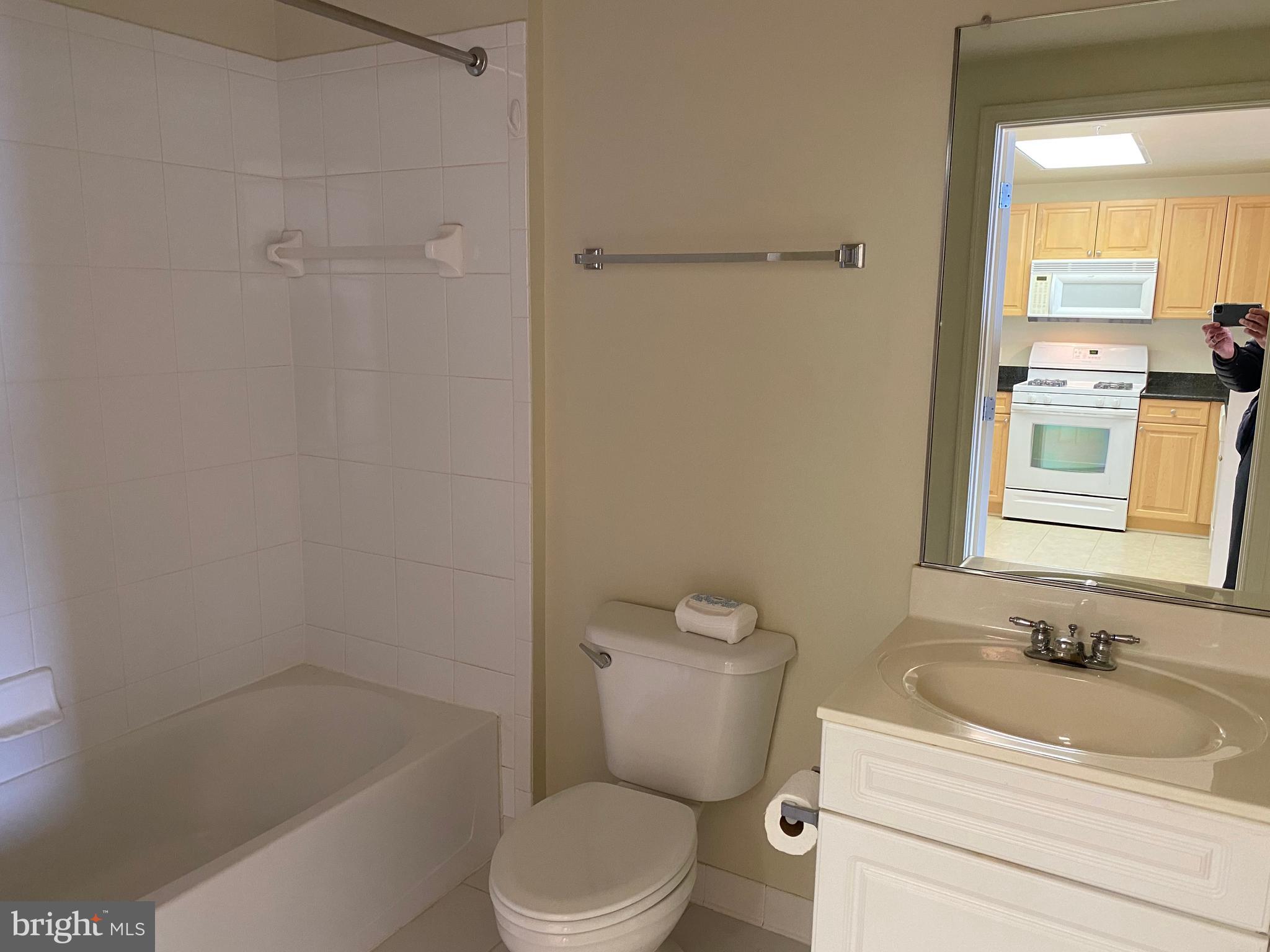 2726 Gallows Road, Unit 1401 Vienna, VA 22180 - Photo 8 of 14
