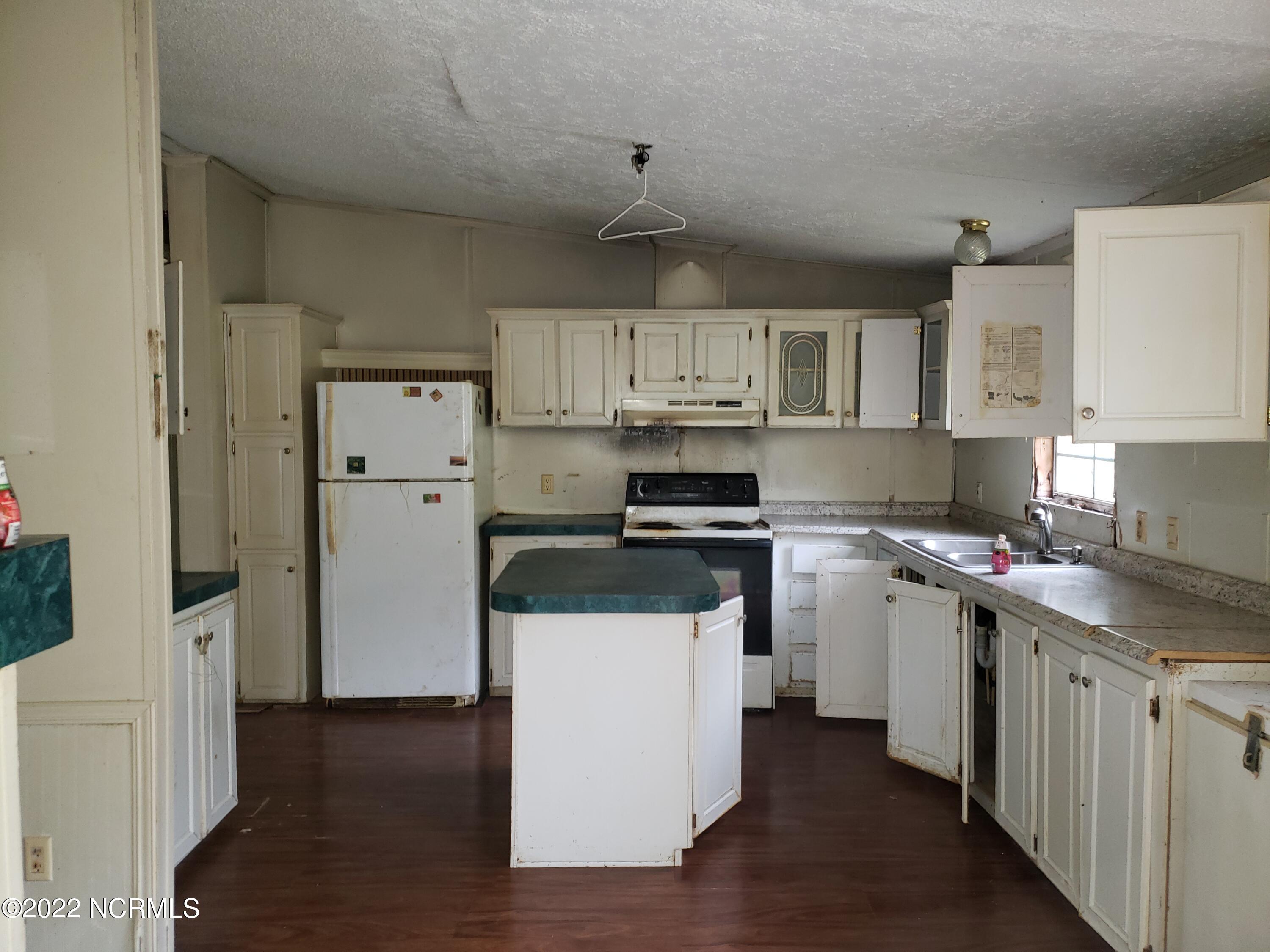 321 Harris Creek Loop Road Jacksonville, NC 28540 - Photo 5 of 17 Kitchen