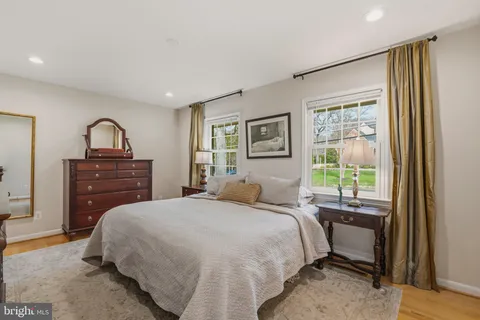 a en suite bathroom with a double vanity sink and mirror