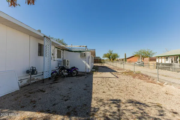 a view of a house with backyard