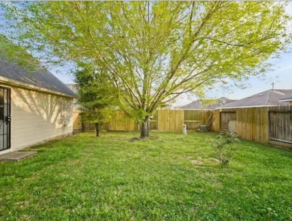 a view of a yard with a house