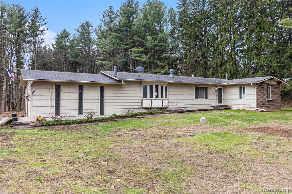 3150 West Rattalee Lake Road Holly, MI 48442 - Photo 4 of 37