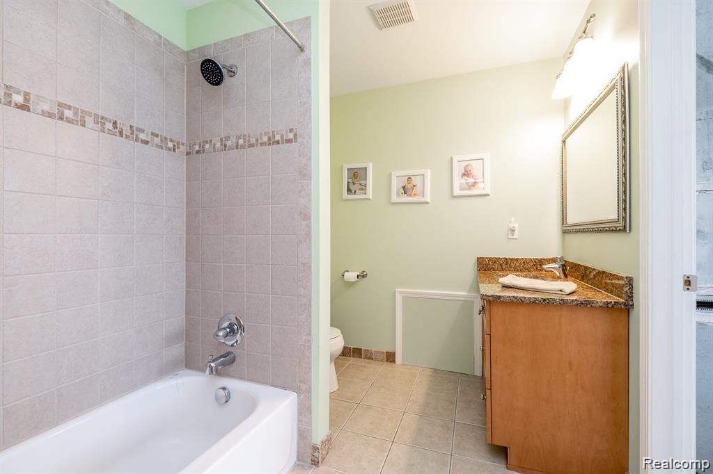 3022 Bamlet Road Royal Oak, MI 48073 - Photo 37 of 51 2nd Floor bathrrom