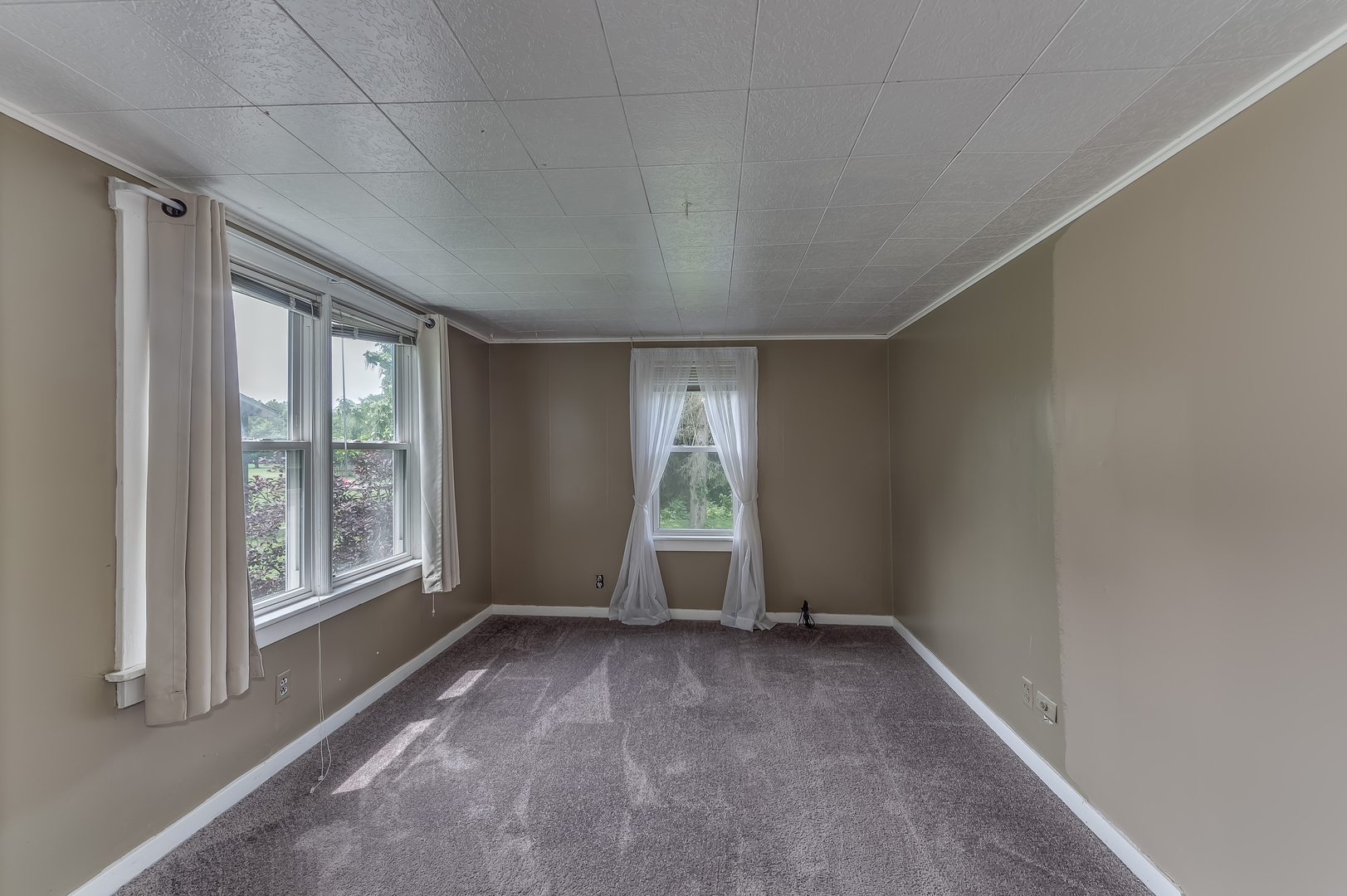 21136 Hillside Road Frankfort, IL 60423 - Photo 13 of 18 a view of an empty room with a window