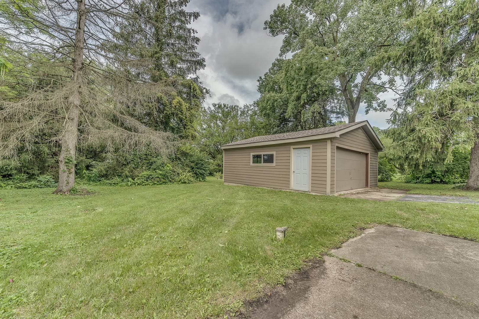 21136 Hillside Road Frankfort, IL 60423 - Photo 18 of 18 a view of a backyard with large trees