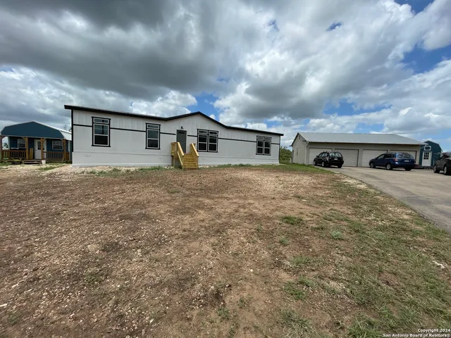 $525,000 | 639 County Road 4614, Hondo, TX 78861
