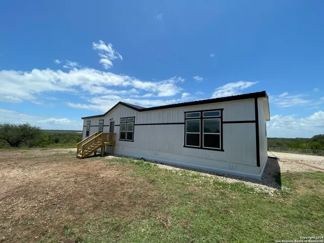 $525,000 | 639 County Road 4614, Hondo, TX 78861