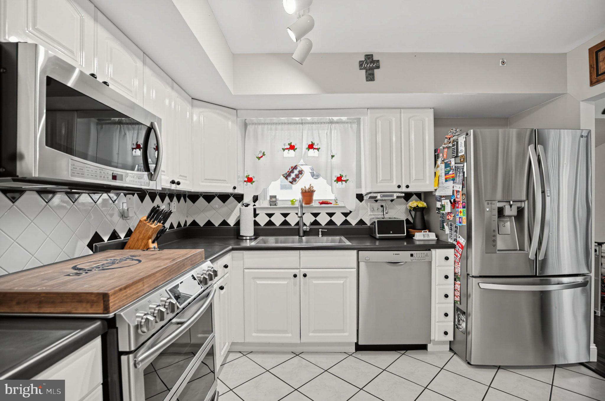 131 Jacqueline Avenue Delran, NJ 08075 - Photo 10 of 42 Kitchen with stainless appliances