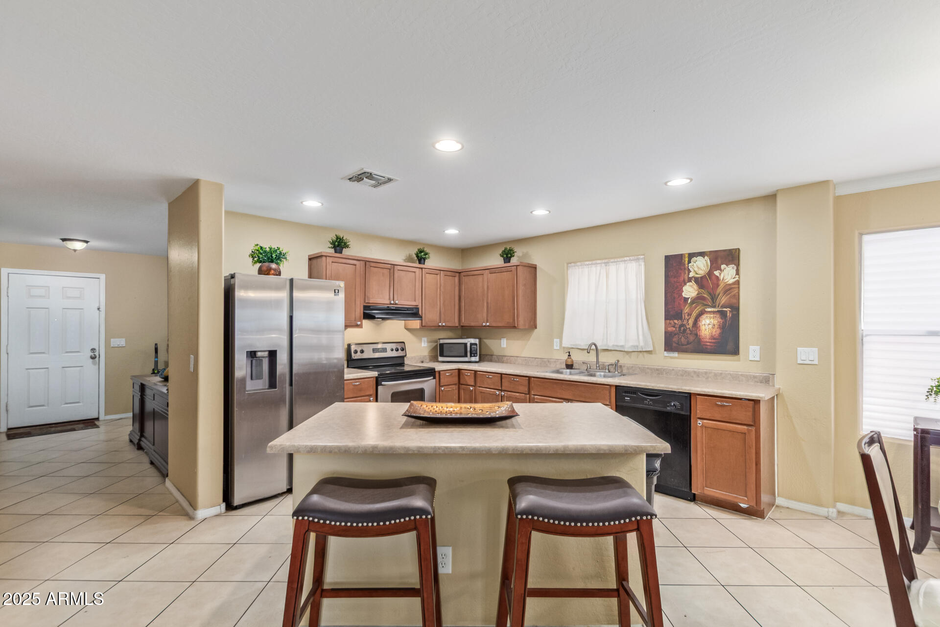 3209 West Apollo Road Phoenix, AZ 85041 - Photo 13 of 40 a kitchen with a table and chairs in it