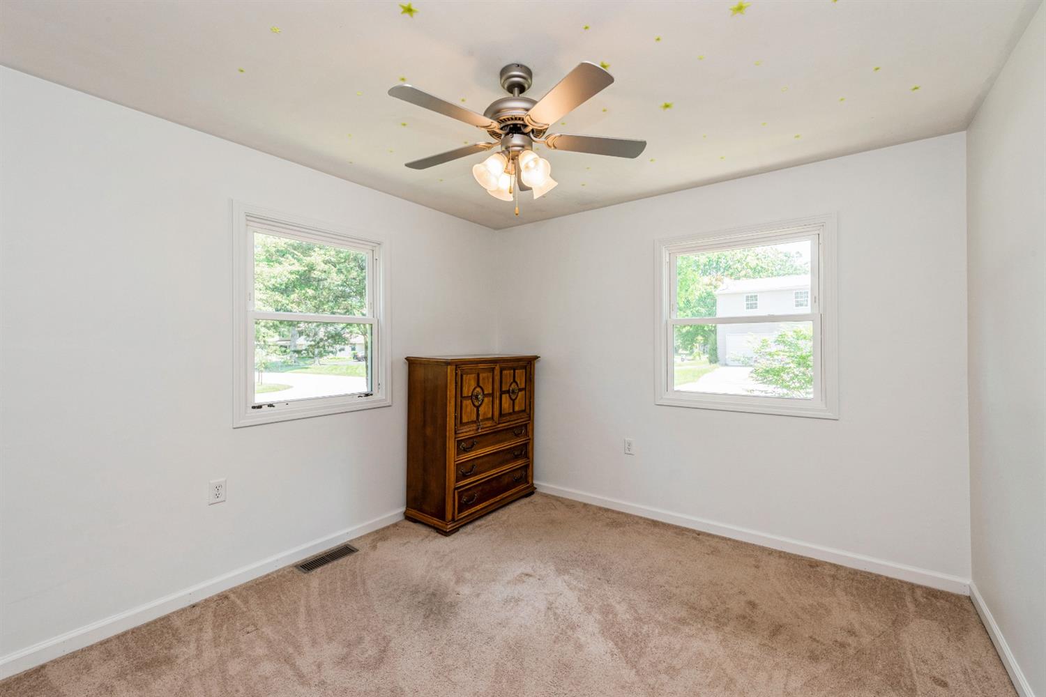 710 Heritage Road Valparaiso, IN 46385 - Photo 19 of 27 an empty room with ceiling fan and window