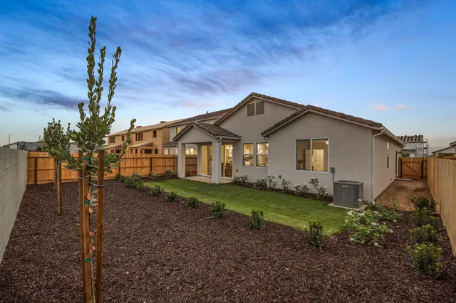 a view of a house with backyard