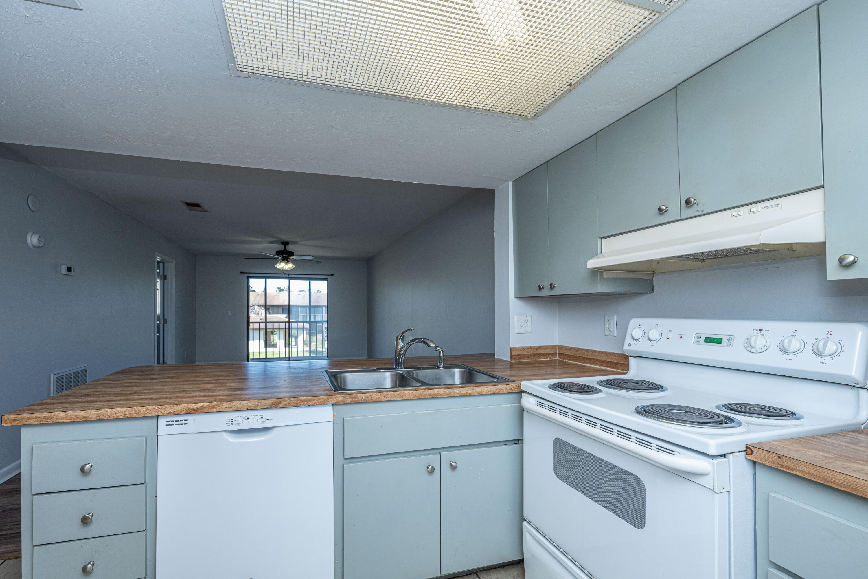 2178 Bees Ferry Road, Unit 1905 Charleston, SC 29414 - Photo 5 of 27 2178BeesFerryRdAptE20