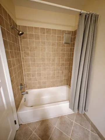 $2,100 | 1296 Washington Street, Unit 1, Des Plaines, IL 60016