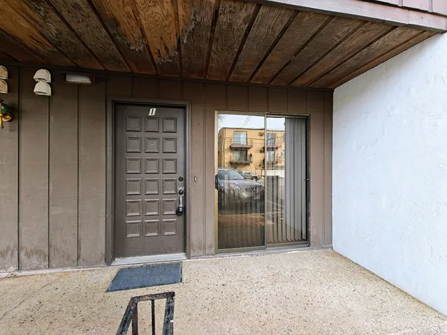 $2,100 | 1296 Washington Street, Unit 1, Des Plaines, IL 60016