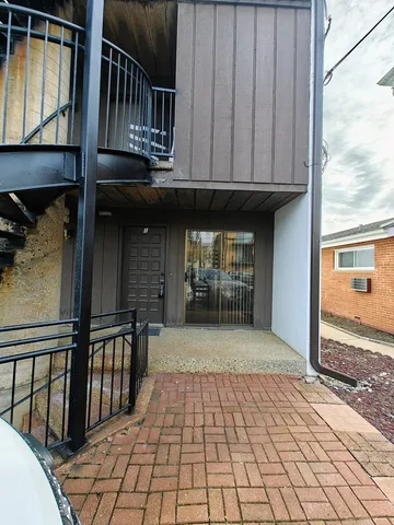 $2,100 | 1296 Washington Street, Unit 1, Des Plaines, IL 60016