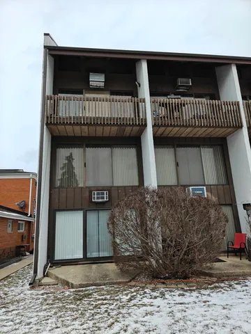 $2,100 | 1296 Washington Street, Unit 1, Des Plaines, IL 60016