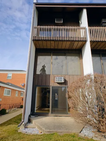 $2,100 | 1296 Washington Street, Unit 1, Des Plaines, IL 60016