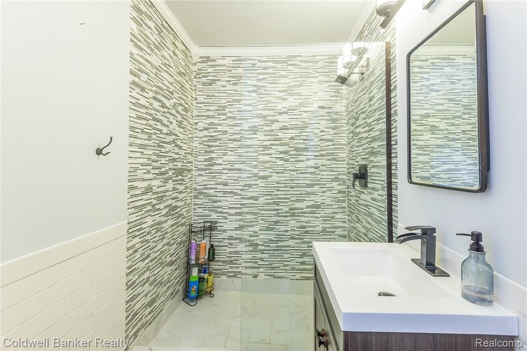 1279 Porter Road White Lake, MI 48383 - Photo 16 of 30 020-Bathroom-4794095-medium.jpg