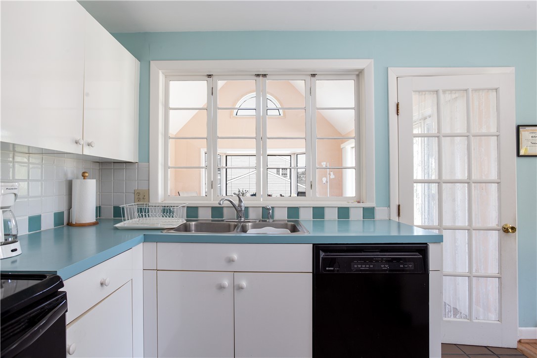 43 Lepes Road Portsmouth, RI 02871 - Photo 7 of 31 Kitchen opens to sunroom/family room.