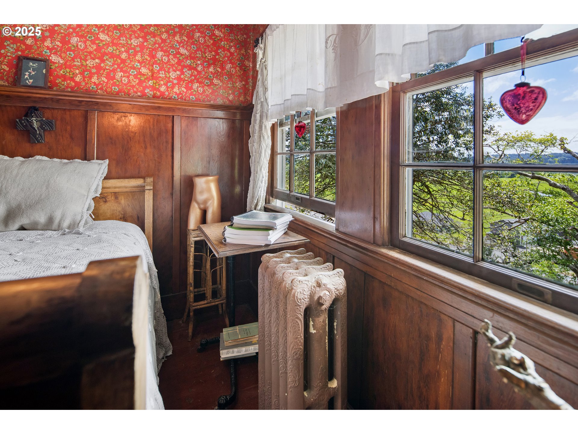 91755 Lewis And Clark Road Astoria, OR 97103 - Photo 26 of 48 a very nice looking room with a large window