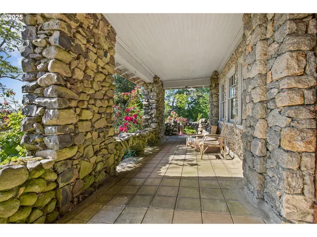 a view of entryway with garden and patio
