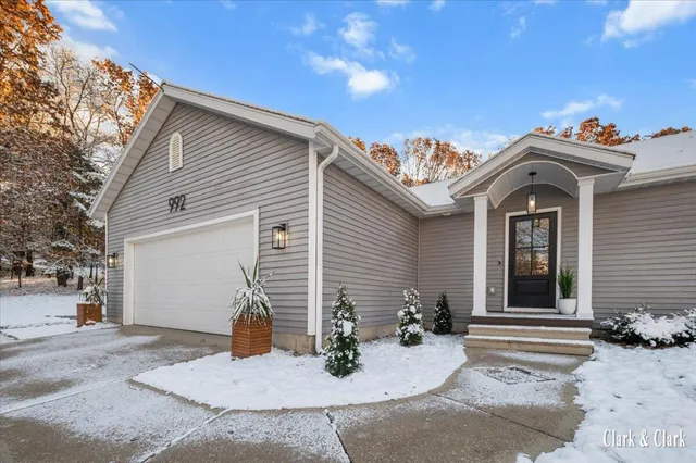 $525,000 | 992 North Washington Street, Lowell, MI 49331