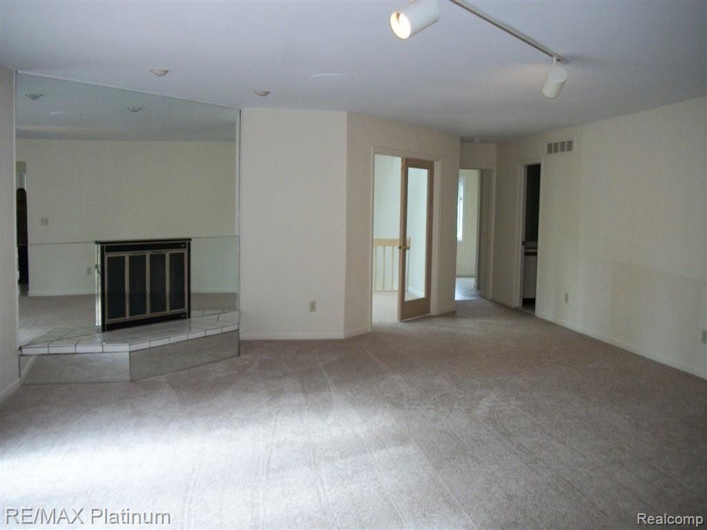 30959 Country Ridge Circle Farmington, MI 48331 - Photo 8 of 27 100_1603.JPG