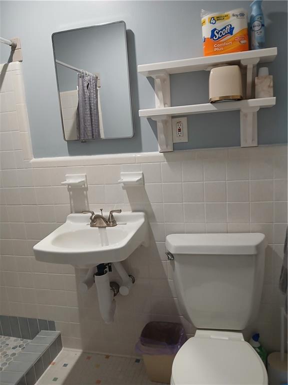 1385 Linkwood Lane Decatur, GA 30033 - Photo 12 of 16 a bathroom with a toilet a sink and mirror