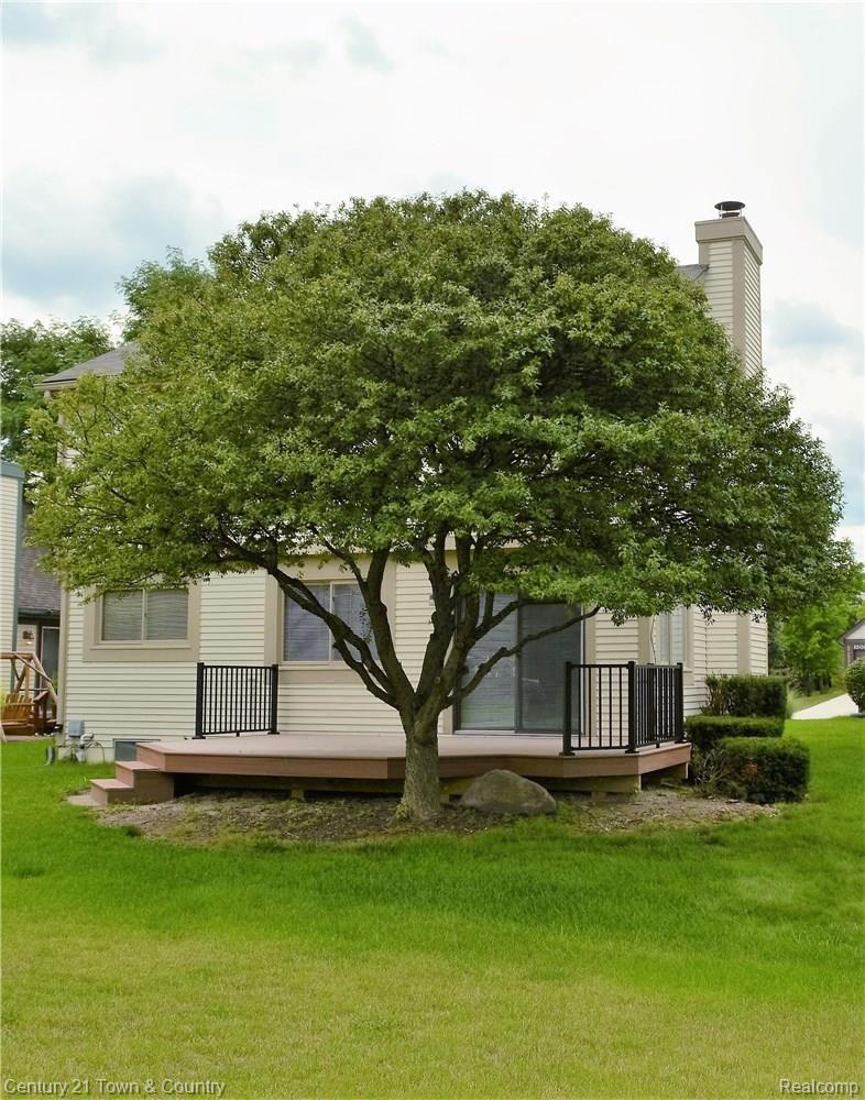 1521 Colony Drive Rochester, MI 48307 - Photo 4 of 37 New Maintenance Free Deck