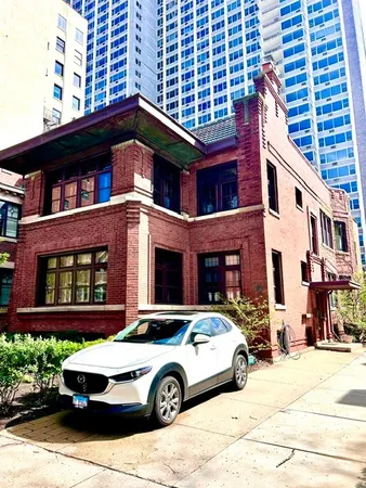 $5,100 | 717 West Junior Terrace, Unit 1, Chicago, IL 60613
