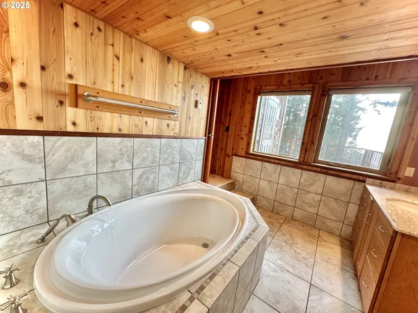 $2,600,000 | 94330 Schreiber Drive, Gold Beach, OR 97444