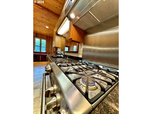 $2,600,000 | 94330 Schreiber Drive, Gold Beach, OR 97444