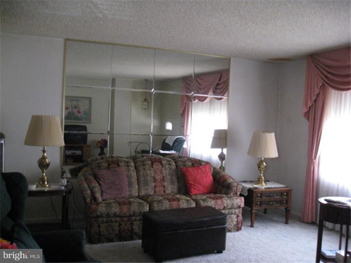 12500 Chilton Road Philadelphia, PA 19154 - Photo 3 of 24 Living Room