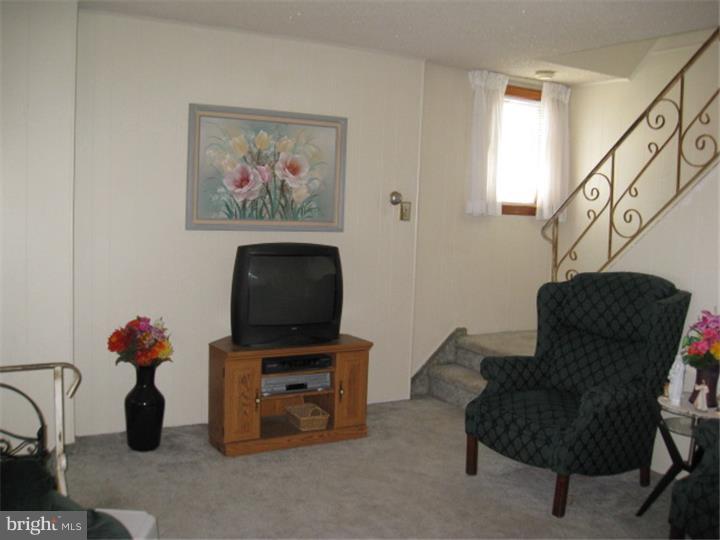 12500 Chilton Road Philadelphia, PA 19154 - Photo 4 of 24 Living Room