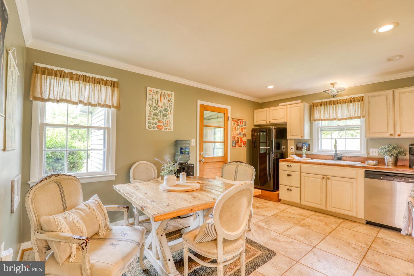 18777 Blue Ridge Mountain Road Bluemont, VA 20135 - Photo 43 of 65 Large Kitchen