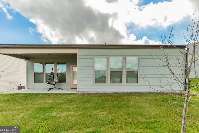 a view of a backyard